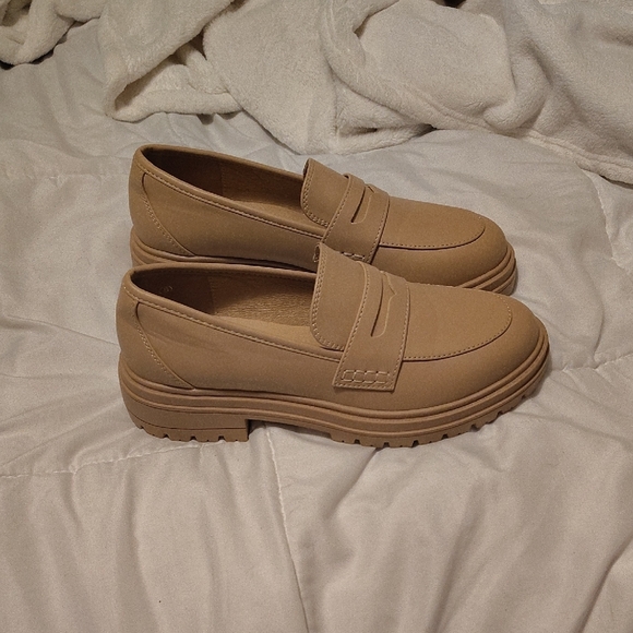 Elegant Women's Tan Slip-On Loafers - Picture 2 of 6